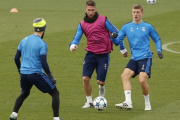 Kroos, junto a Ramos e Isco en un entrenamiento del Madrid.-JUAN MANUEL PRAS