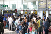 Gran afluencia de pasajeros en el aeropuerto de El Prat , en una imagen de archivo.-ROBERT RAMOS