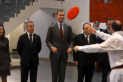 Un dantzari (bailarín) vasco arroja su sombrero al Felipe VI, junto a la presidenta del Parlamento vasco, Bakartxo Tejeria; el lenkakari Inigo Urkullu y el presidente del IEF, Javier Moll, en el inicio del congreso de la empresa familiar en el Palacio Eus-