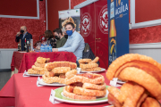 Los torreznos, preparados para someterse al dictamen del jurado. GONZALO MONTESEGURO