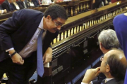 Óscar López conversa con el presidente del Senado, Pío García-Escudero, el pasado 14 de enero.-EFE / FERNANDO ALVARADO