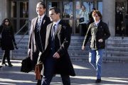 El 'pequeño Nicolás', detrás de sus ya exabogados, el pasado 9 de enero a la salida de los juzgados de plaza Castilla.-Foto: JUAN MANUEL PRATS