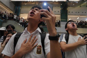 Unos jóvenes entonan el himno ’Gloria a Hong Kong’ en un centro comercial.-VICENT YU (AP)