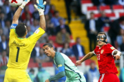 Cristiano Ronaldo bate a Afinkeev en el primer tiempo del partido disputado en Moscú.-EFE / SERGEI ILNITSKY