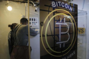 Dos clientes en un Bitcoin ATM de Hong Kon-AP
