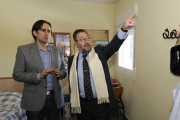 De izquierda a derecha, Sergio Montoya y Carlos de la Casa revisan las instalaciones de la residencia Gaya Nuño. / VALENTÍN GUISANDE-