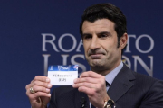 Luis Figo, durante el sorteo de la Champions League-AFP / FABRICE COFFRINI