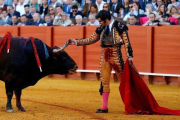 Morante de la Puebla, en la faena del pasado viernes en la Maestranza de Sevilla.-REUTERS