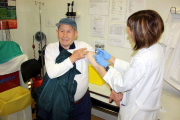 Una enfermera inyecta la vacuna antigripal a un paciente en el CAP Santa Maria de Lleida.-Foto: LAURA CORTÉS/ ACN