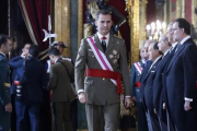 El Rey pasa junto al presidente en funciones, Mariano Rajoy, y otros miembros del Gobierno, este miércoles durante la Pascua Militar.-POOL