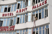 Un bombero realiza labores de resctar tras el incendio en el Hotel Arpit en Nueva Delhi.-EPA