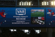 Una pantalla avisa de la revisión de una jugada mediante el VAR en el Mundial de Rusia. /-GETTY IMAGES