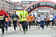 La prueba congregó a unos 200 atletas en la línea de salida. / Diego Mayor-