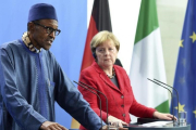 Buhari (izquierda) y la cancillera Merkel, en Berlín, este miércoles.-EFE / RAINER JENSEN