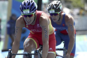 Mola, con el costarricense Chacón, en el sector ciclista del triatlón.-REUTERS / DAMIR SAGOLJ