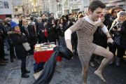 Kaan Vural, un joven turcosudafricano, participa en una protesta con minifalda en Estambul.-Foto: REUTERS / MURAD SEZER