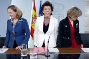 La ministra de Economía, Nadia Calviño, la ministra Portavoz, Isabel Celáa, y la ministra de Sanidad, María Luisa Carcedo, en la rueda de prensa posterior al Consejo de Ministros.-JOSÉ LUIS ROCA