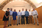 La presidenta del Instituto de Estudios Bercianos, Mar Palacio; el nieto de Antonio Estévez, Helio Estévez; la concejala de Cultura del Ayuntamiento de Ponferrada, Maria Antonia Gancedo; el hijo de Antonio Estévez, Helios Estévez; los ganadores del II Pre-ICAL