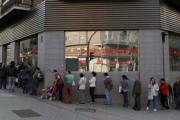 Cola en una oficina de empleo de Madrid.-Foto: AP