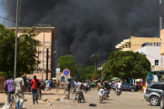 Momento de la explosión cerca de la sede de las fuerzas armadas de Burkina Faso y del centro cultural francés-AHMED OUOBA (AFP)