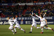Los numantinos celebran el gol de Dani Nieto que dio el empate definitivo 2 a 2 este sábado en El Sadar ante el Osasuna.-ÁREA 11