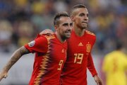 Paco Alcácer (i) celebra junto a Rodrigo el segundo gol de España en Rumanía.-