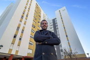 Ali Vasallo, coordinador de CityFied, delante de uno de los edificios de Torrelago en la localidad vallisoletana de Laguna de Duero.-- PABLO REQUEJO / PHOTOGENIC