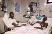 Abidal y su primo Gérard Armand en el Hospital tras la operación-TWITTER