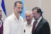 El rey Felipe, con Mariano Rajoy y García-Margallo, ayer, Veracruz.-Foto: EL PERIÓDICO
