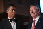 Cristiano Ronaldo, con su madre, María Dolores dos Santos Aveiro y su hijo, Cristiano, en el estreno del documental este lunes en Londres.-AP / JOEL RYAN