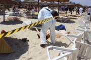 Un policía examina a dos víctimas del ataque terrorista en uno de los hoteles de Susa, en Túnez, el pasado 26 de junio.-Foto: STR / EFE