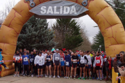 Instantes antes de tomar la salida los atletas. / J.L. Navarro-