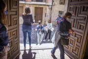Opositoras entran a la realización del examen en el IES Antonio Machado. MARIO TEJEDOR