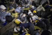 Manifestantes prodemocracia duermen ante la sede de un edificio del Gobierno.-Foto: REUTERS / TYRONE SIU