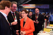 La presidenta de la CDU, Annegret Kramp-Karrenbauer, bromea con varios delegados del congreso del partido, este sábado.-CLEMENS BILAN (EFE)