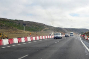 Maquinaria de obras, a la derecha, junto al actual trazado de la N-111 entre Medinaceli y Radona. / LAVARO MARTÍNEZ-
