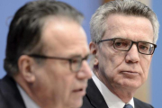 De Maiziere (derecha) junto al jefe de la Oficina Federal de Migración y Refugiados, Frank-Juergen Weise, durante el balance del Gobierno alemán sobre la llegada de solicitantes de asilo, en Berlín, este miércoles.-EFE / CLEMENS BILAN