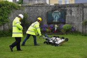 Un ingeniero usa un georradar en el lugar donde se encuentran enterrados hasta 800 ninos en una fosa en el convento catolico de Tuam en 2014.-AIDAN CROWLEY