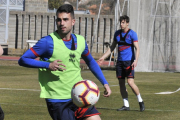 Oyarzun intenta controlar el balón en un entrenamiento de esta semana en el anexo.-Valentín Guisande