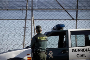Un guardia civil vigila la zona fronteriza de Marruecos con Melilla, en una imagen de archivo.-JOSÉ LUIS ROCA
