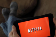 Un usuario de Netflix accede a la plataforma de televisión de pago por internet en el salón de su casa.-AP
