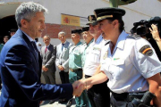 Fernando Grande-Marlaska saluda a policías y guardias civiles durante una visita a Algeciras (Cádiz) en julio pasado.-A CARRASCO RAGEL (EFE)