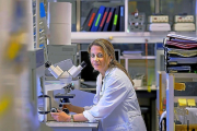 Carolina Vicente, en el laboratorio-E. CARRASCAL