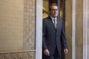El presidente de la Generalitat en funciones, Artur Mas, conversa con la presidenta del Parlament, Carme Forcadell (d), poco antes del comienzo del debate de investidura.-EFE
