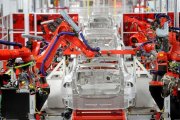 Ensamblaje robotizado de coches Tesla en California.-REUTERS