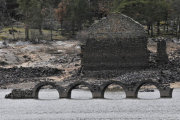 Los arcos de la ferrería de La Muedra, semisumergidos en la mañana de ayer.-VALENTÍN GUISANDE