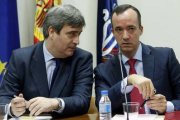 El presidente del CSD, Miguel Cardenal (izquierda). y el secretario de Estado de Seguridad, Francisco Martínez, antes de comenzar la reunión de la Comisión Antiviolencia.-Foto: JUAN MANUEL PRATS