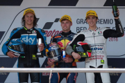 Brad Binder, en el centro, con Niccoló Bulega, izquierda, y Francesco Bagnaia, en el podio de Moto3.-AFP / JORGE GUERRERO