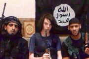 Jake, el joven yihadista australiano con otros terroristas.-