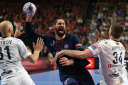 Karabatic intenta avanzar entre Dibirov y Borozan, del Vardar, en la final de este domingo en Colonia.-INA FASSBENDER